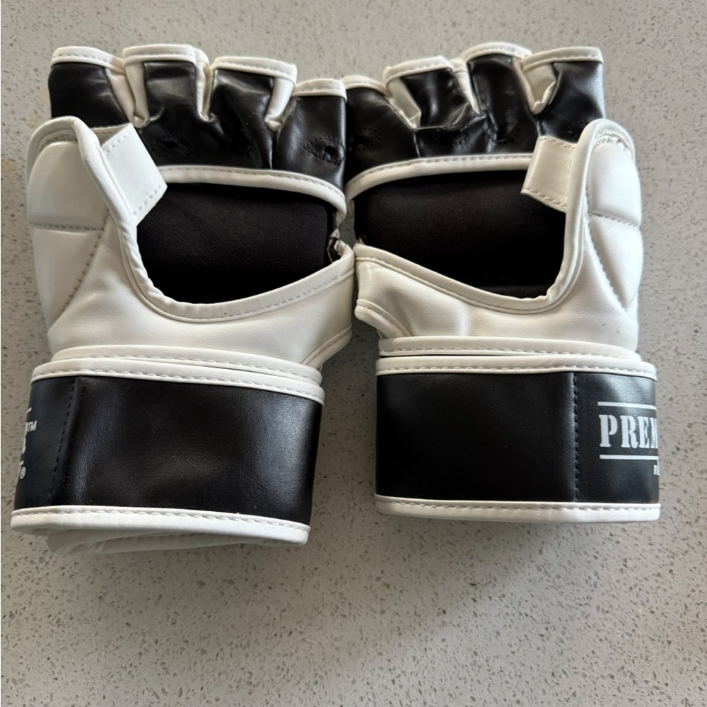 Mma Gloves Size Medium Men Ajustable Revgear NEW